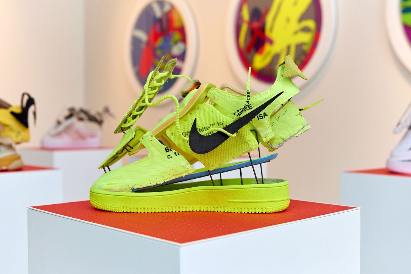 Nike Off-White sneakers déconsruites art streetwear photos