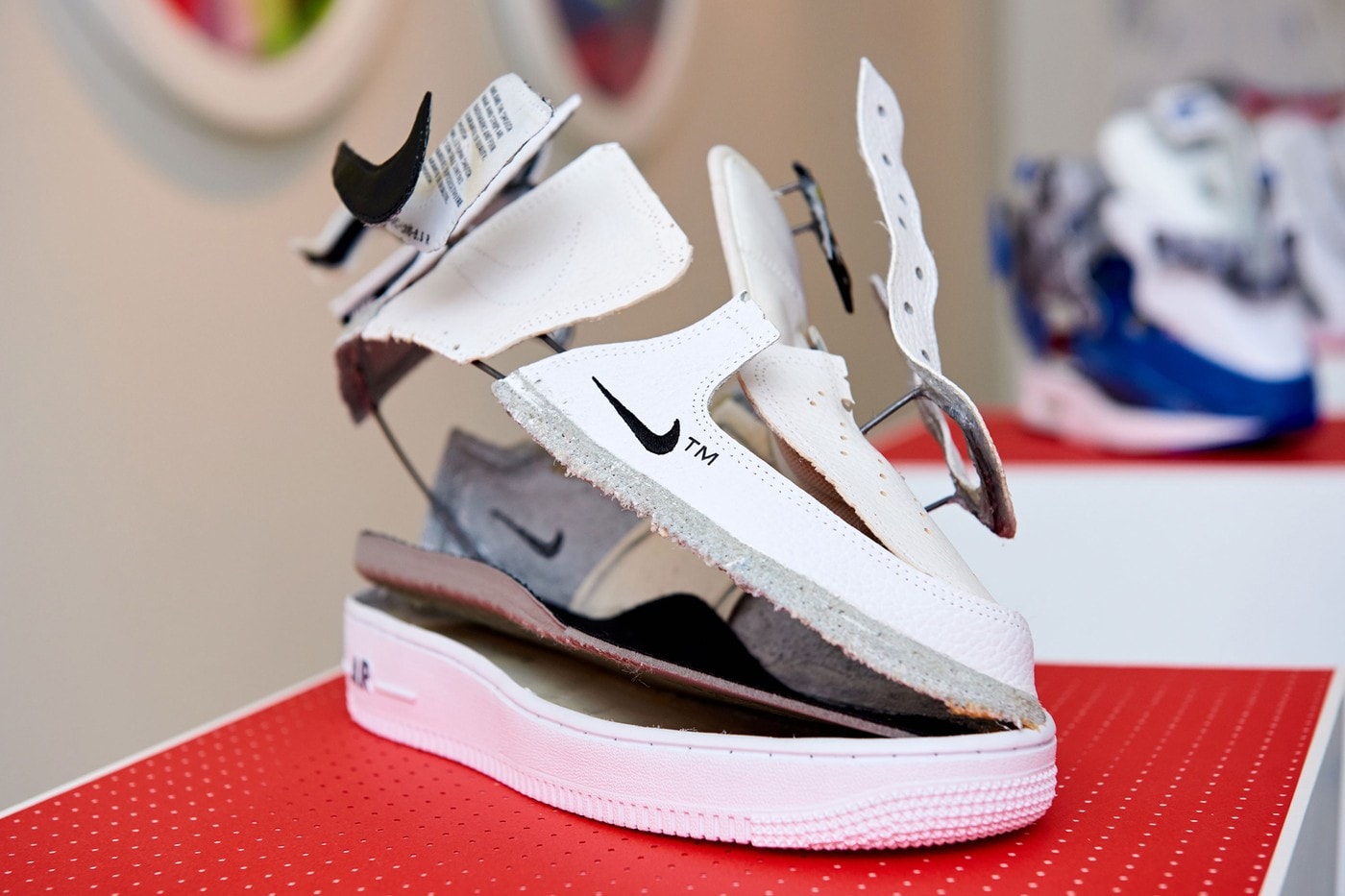 Nike Off-White sneakers déconsruites art streetwear photos