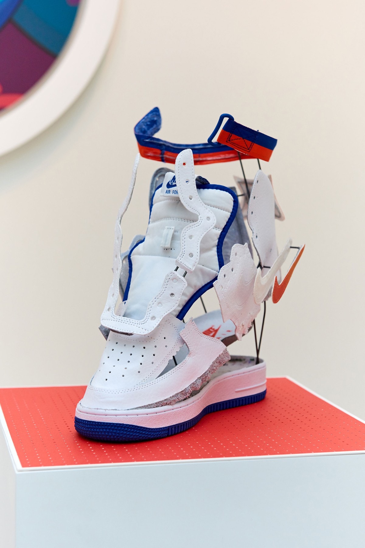 Nike Off-White sneakers déconsruites art streetwear photos