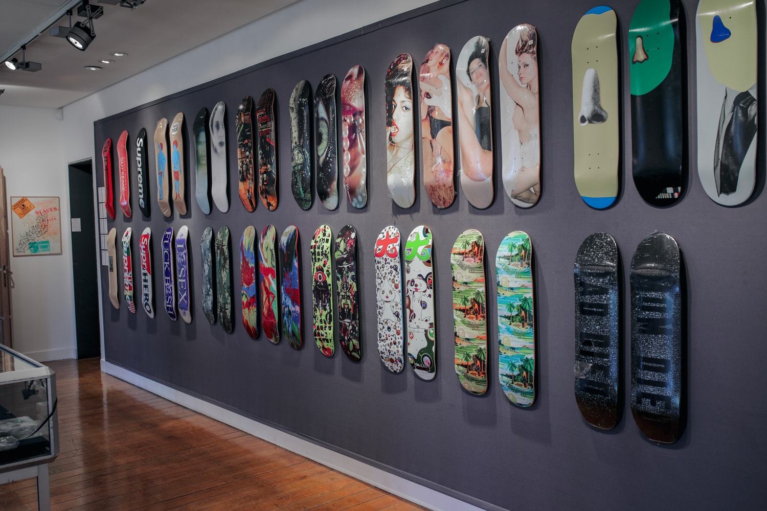 Photo exposition Artcurial Supreme KAWS