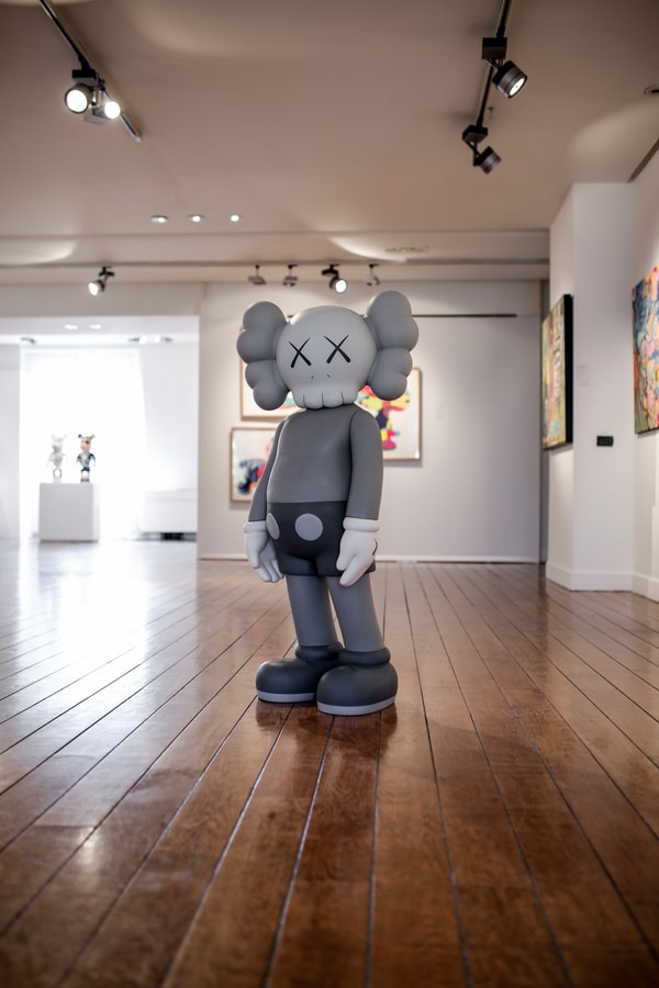 Photo exposition Artcurial Supreme KAWS