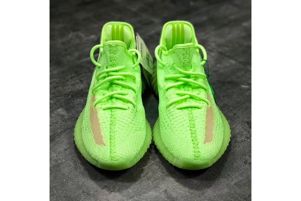 Photo YEEZY BOOST 350 V2 "Glow-in-the-Dark"