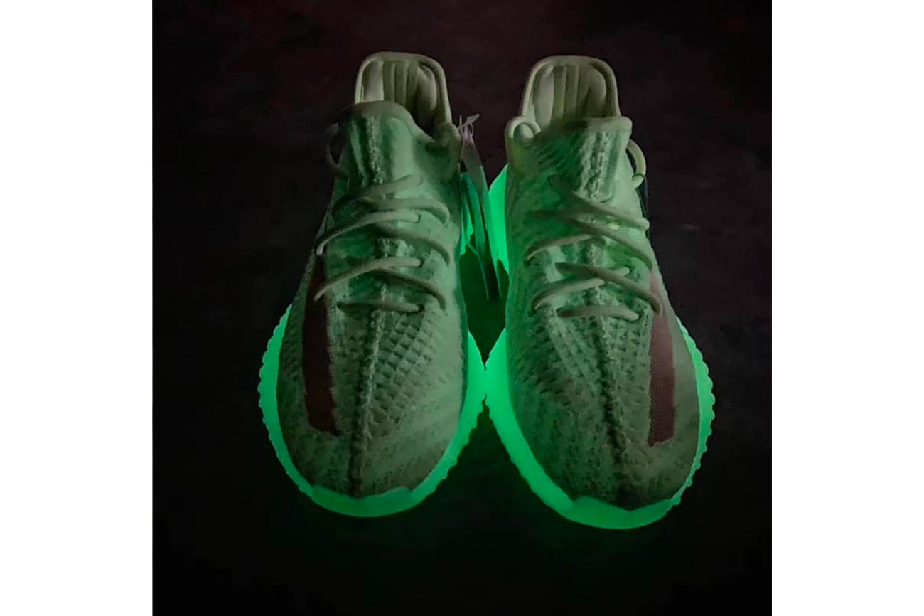Photo YEEZY BOOST 350 V2 "Glow-in-the-Dark"