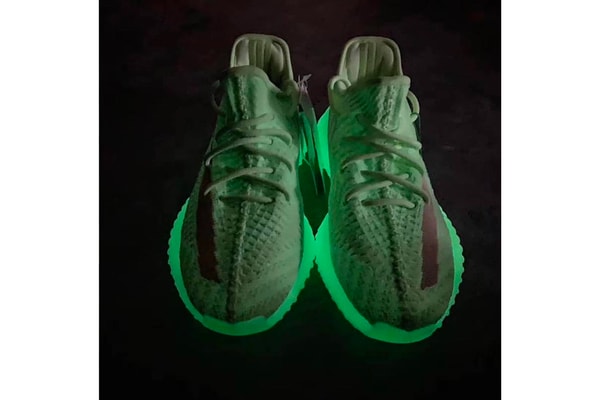 Photo YEEZY BOOST 350 V2 "Glow-in-the-Dark"