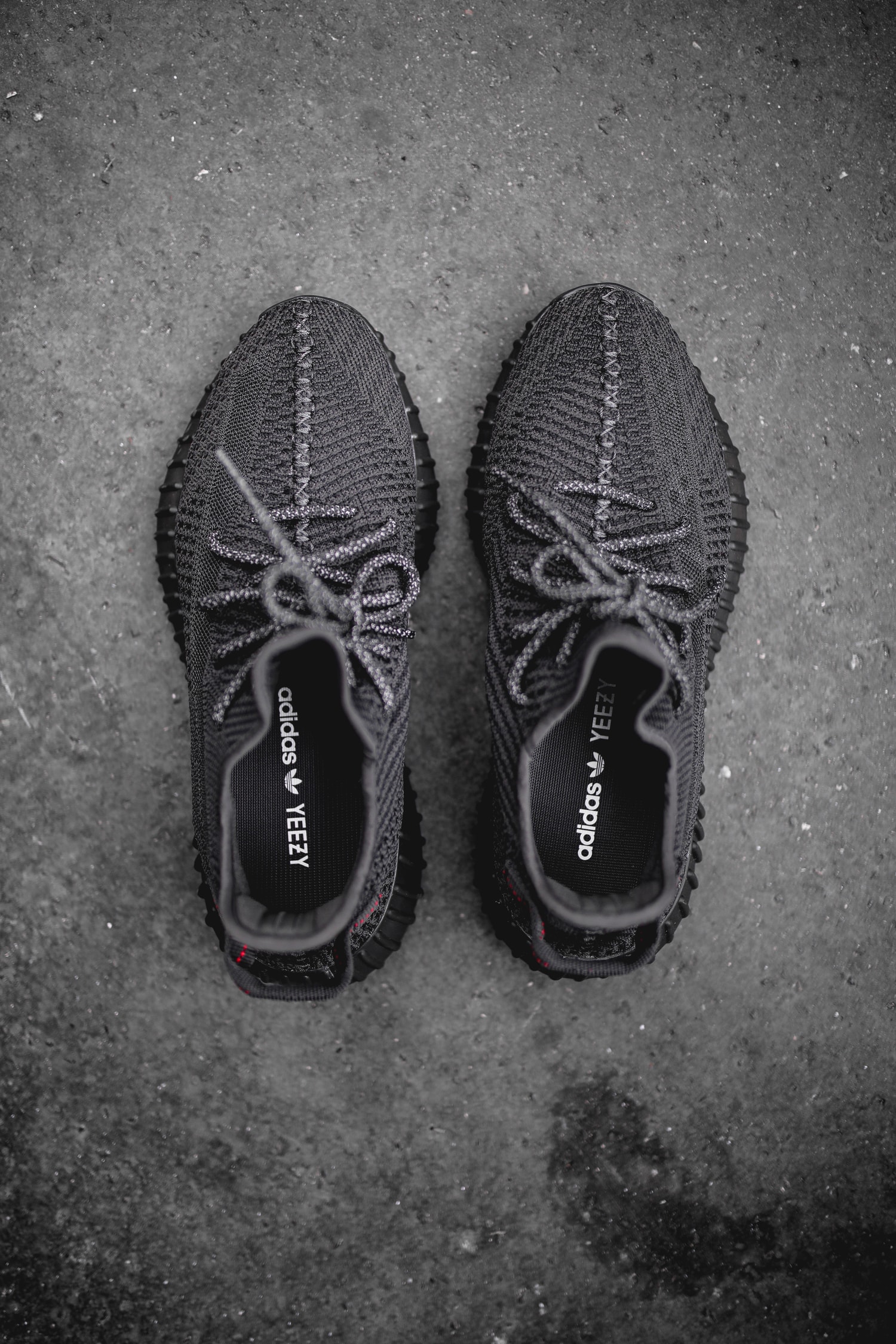 YEEZY BOOST 350 V2 Triple Black : Gros plan en images sur la prochaine sneaker de la collaboration adidas x Kanye West