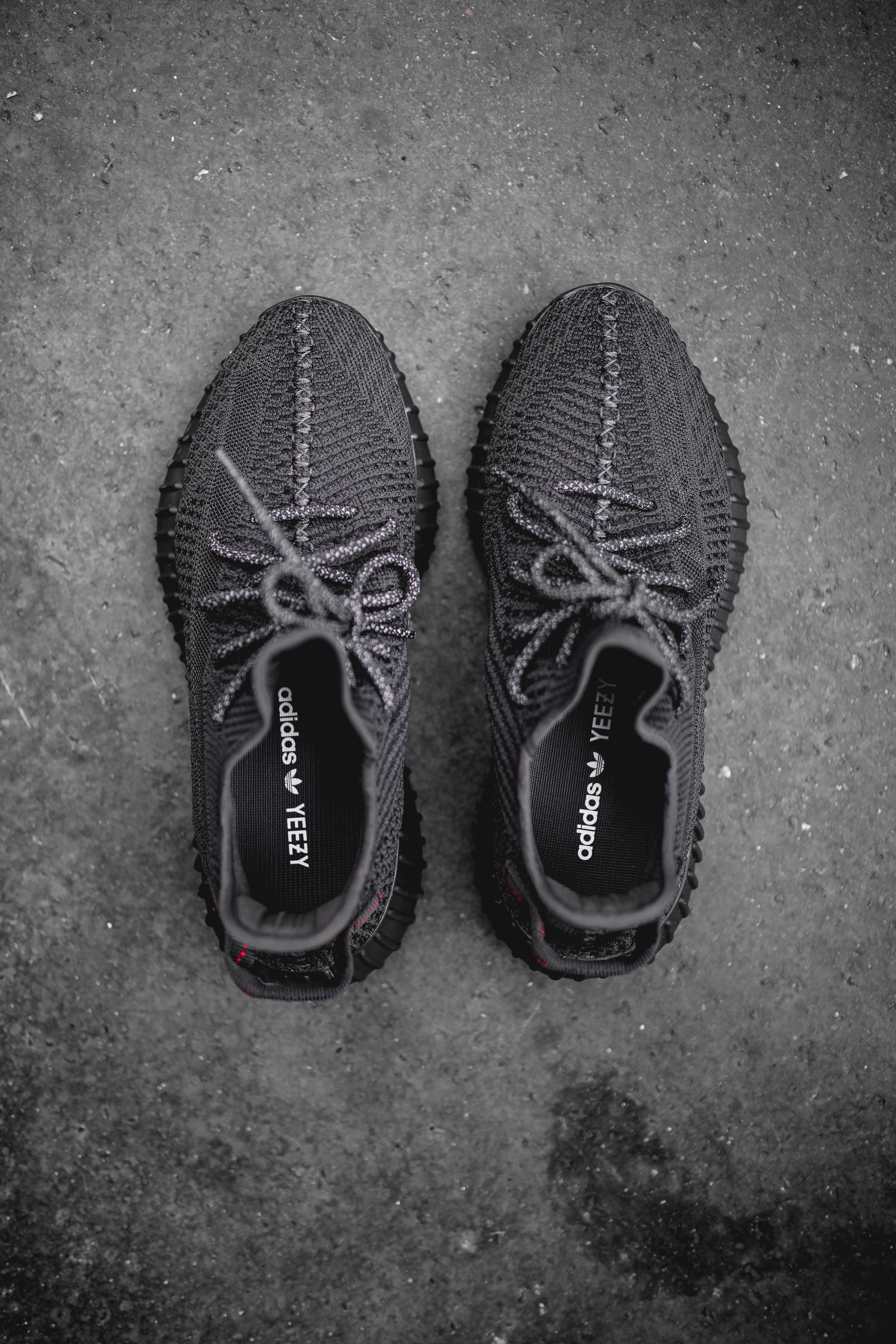 YEEZY BOOST 350 V2 Triple Black : Gros plan en images sur la prochaine sneaker de la collaboration adidas x Kanye West