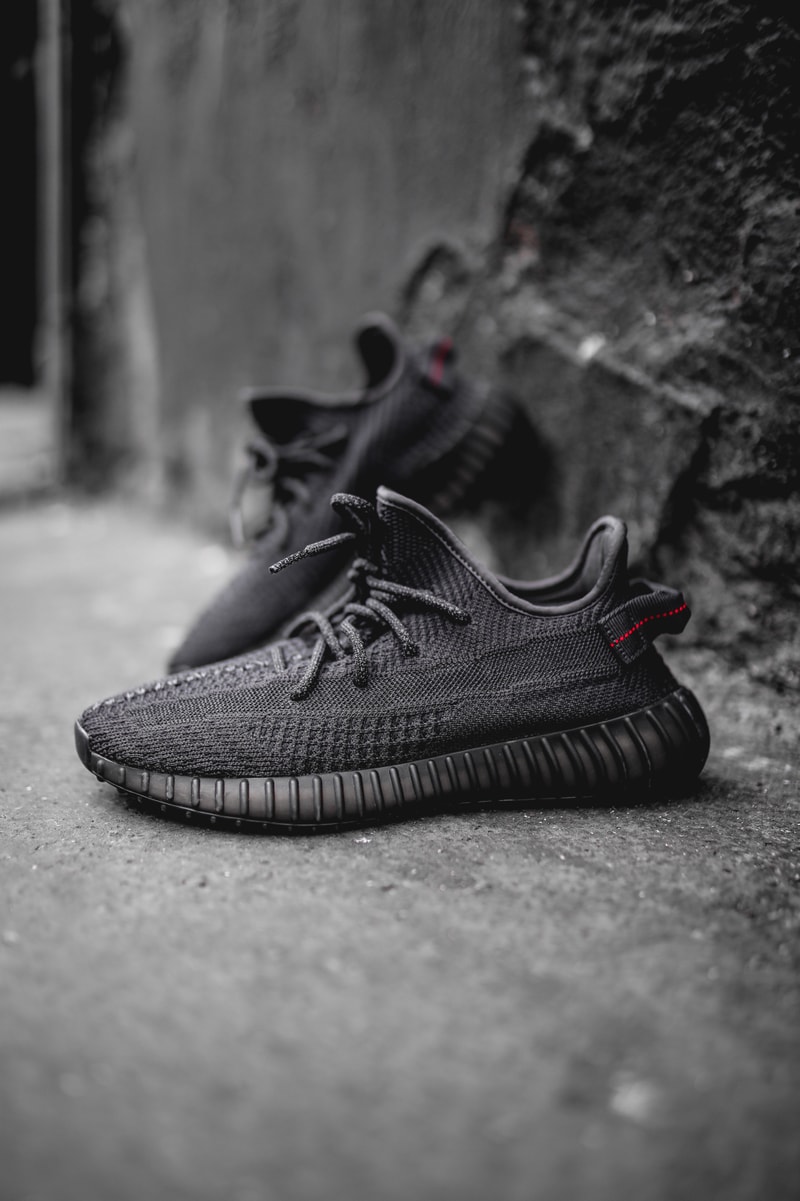 YEEZY BOOST 350 V2 Triple Black : Gros plan en images sur la prochaine sneaker de la collaboration adidas x Kanye West