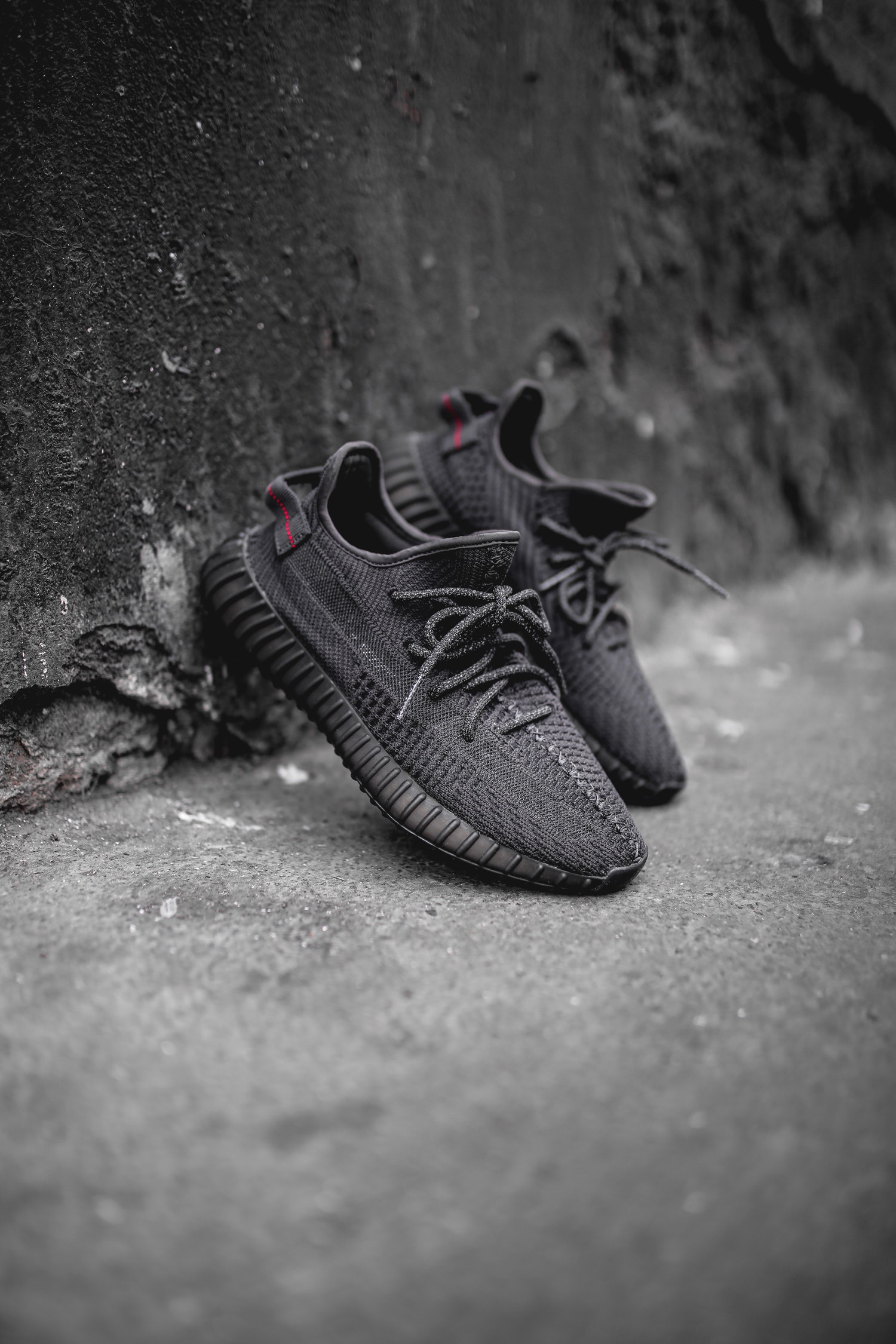 YEEZY BOOST 350 V2 Triple Black : Gros plan en images sur la prochaine sneaker de la collaboration adidas x Kanye West