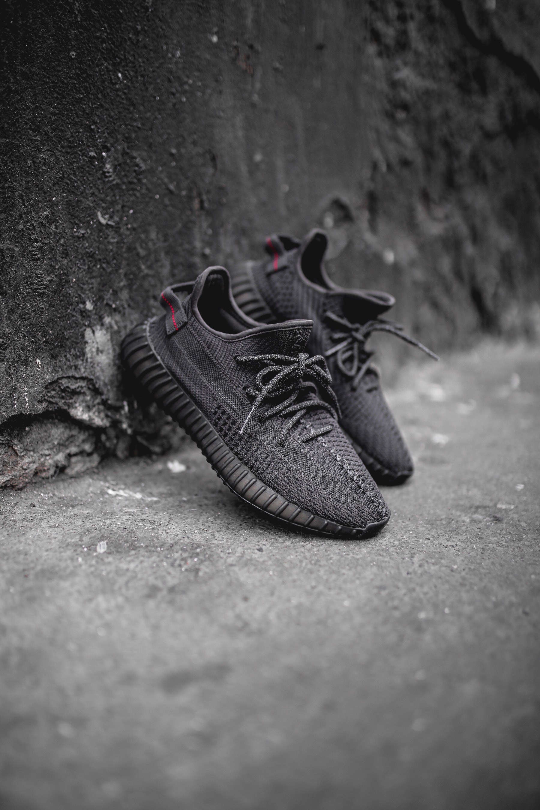 YEEZY BOOST 350 V2 Triple Black : Gros plan en images sur la prochaine sneaker de la collaboration adidas x Kanye West