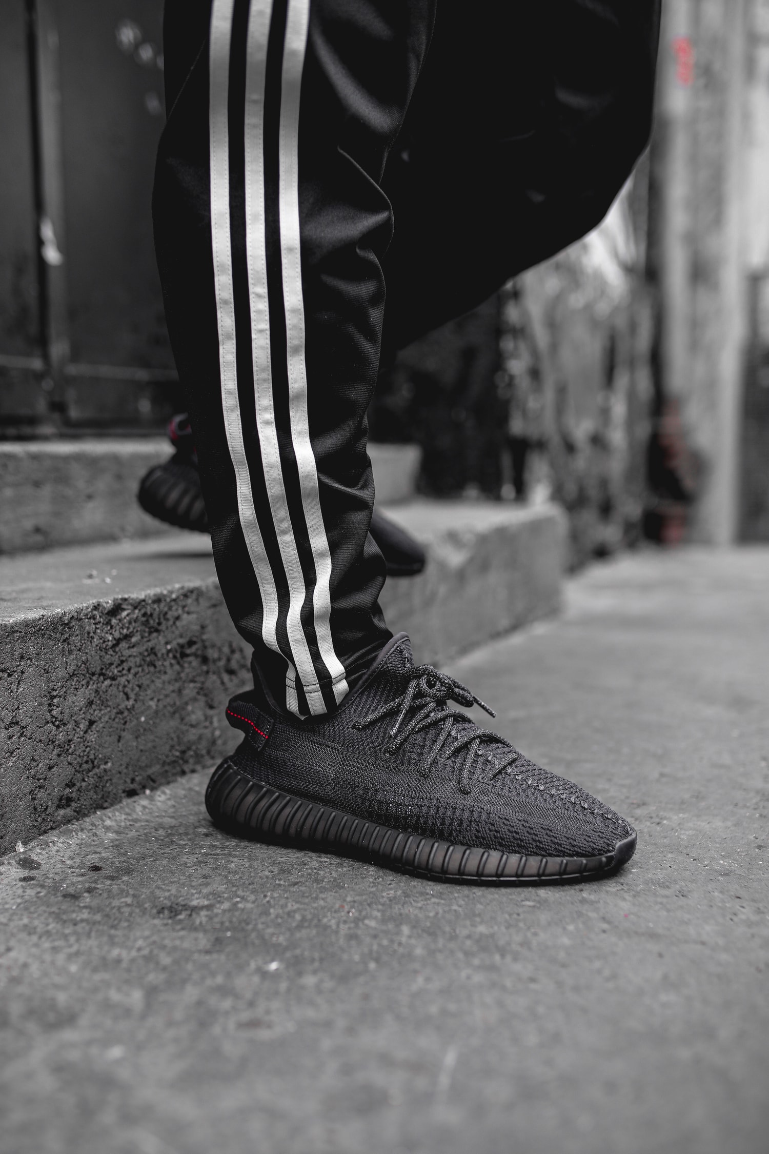 YEEZY BOOST 350 V2 Triple Black : Gros plan en images sur la prochaine sneaker de la collaboration adidas x Kanye West