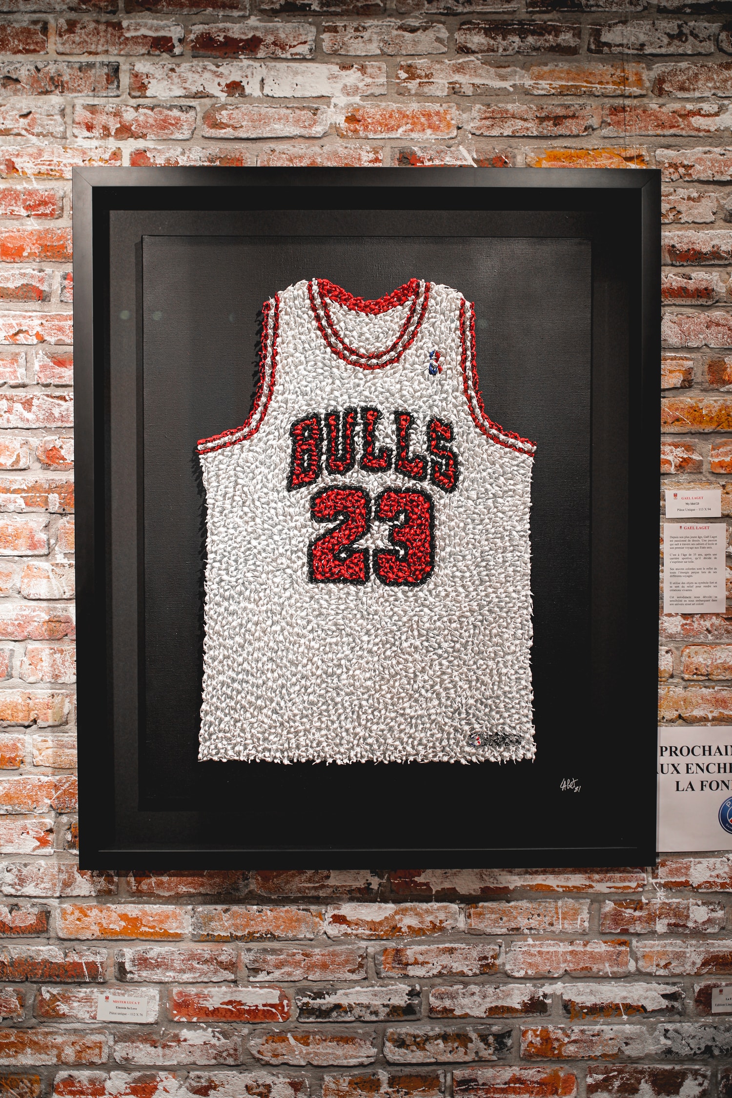 Michael Jordan : Cet artiste français reconstruit le maillot de MJ avec 4 000 mini soldats
