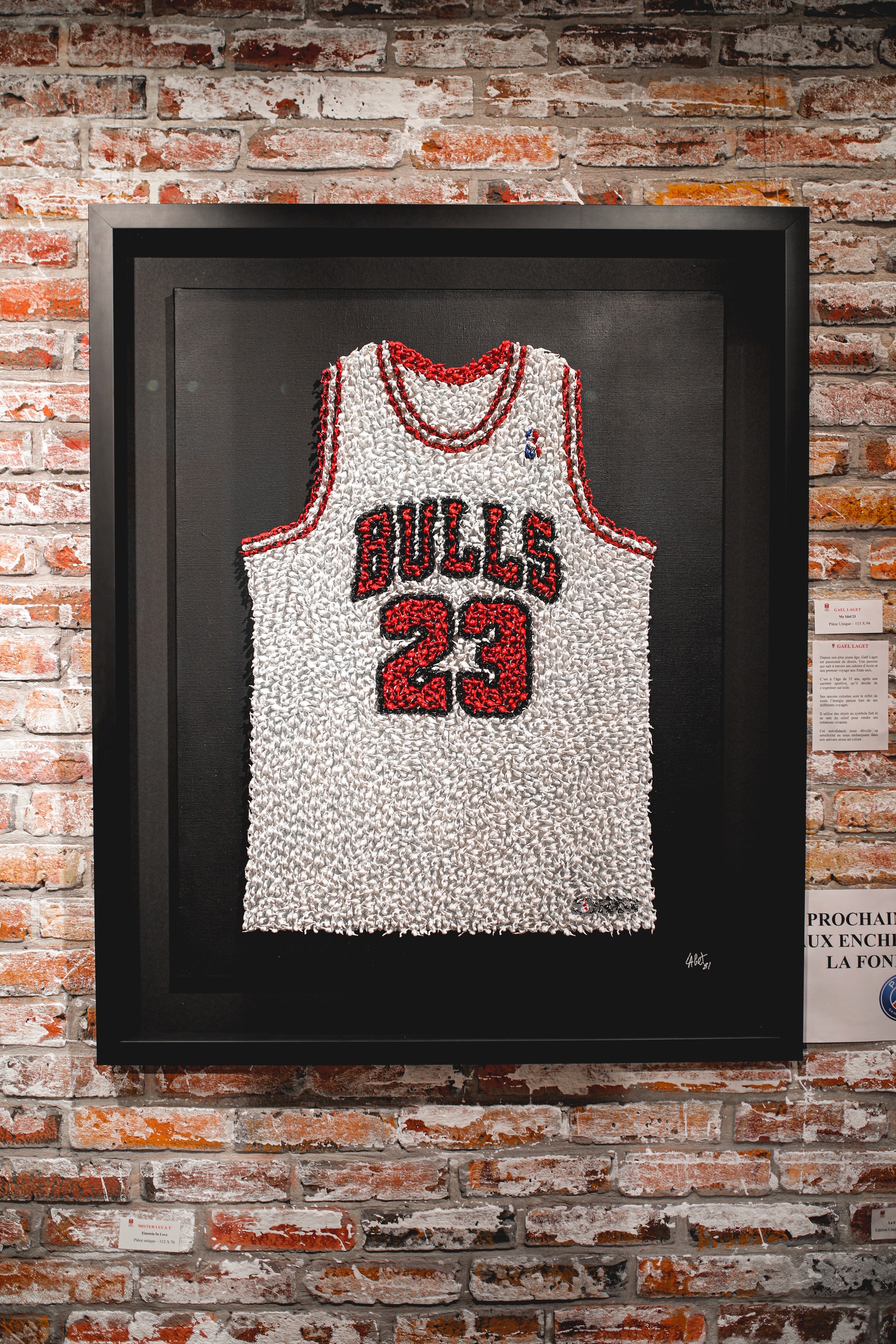 Michael Jordan : Cet artiste français reconstruit le maillot de MJ avec 4 000 mini soldats
