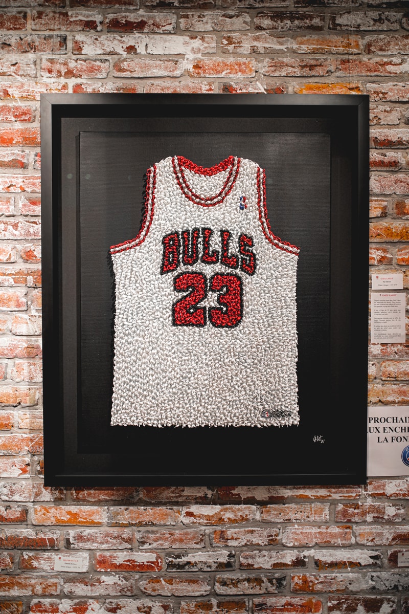 Michael Jordan : Cet artiste français reconstruit le maillot de MJ avec 4 000 mini soldats