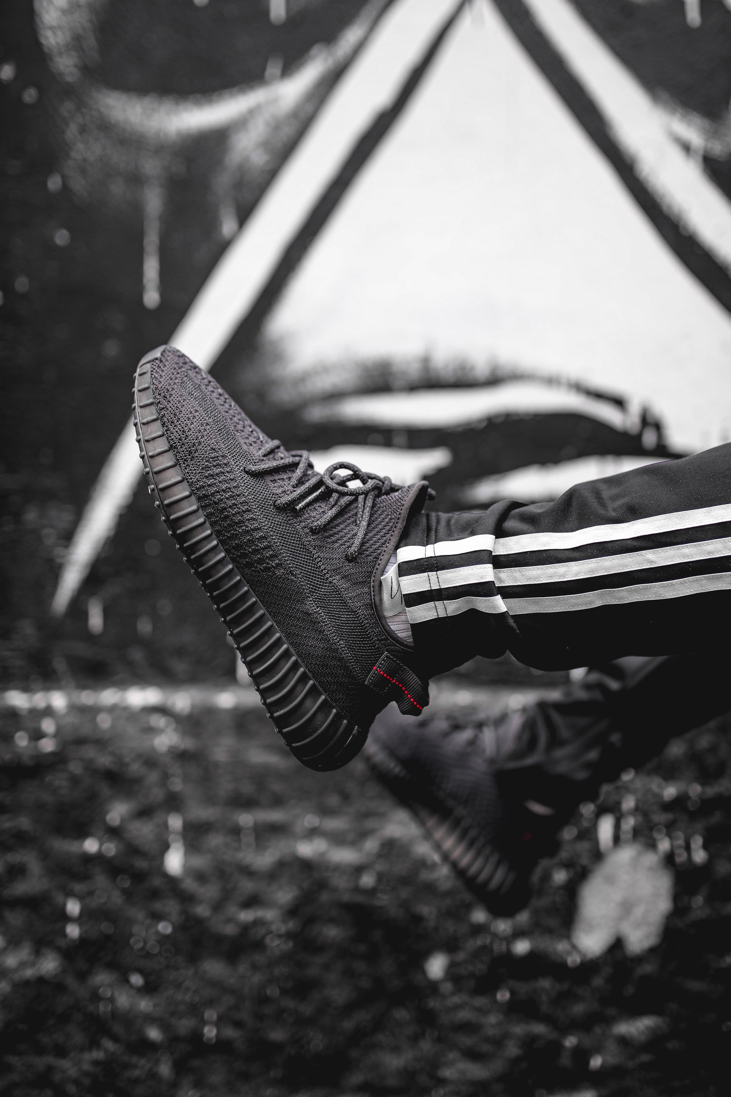 YEEZY BOOST 350 V2 Triple Black : Gros plan en images sur la prochaine sneaker de la collaboration adidas x Kanye West