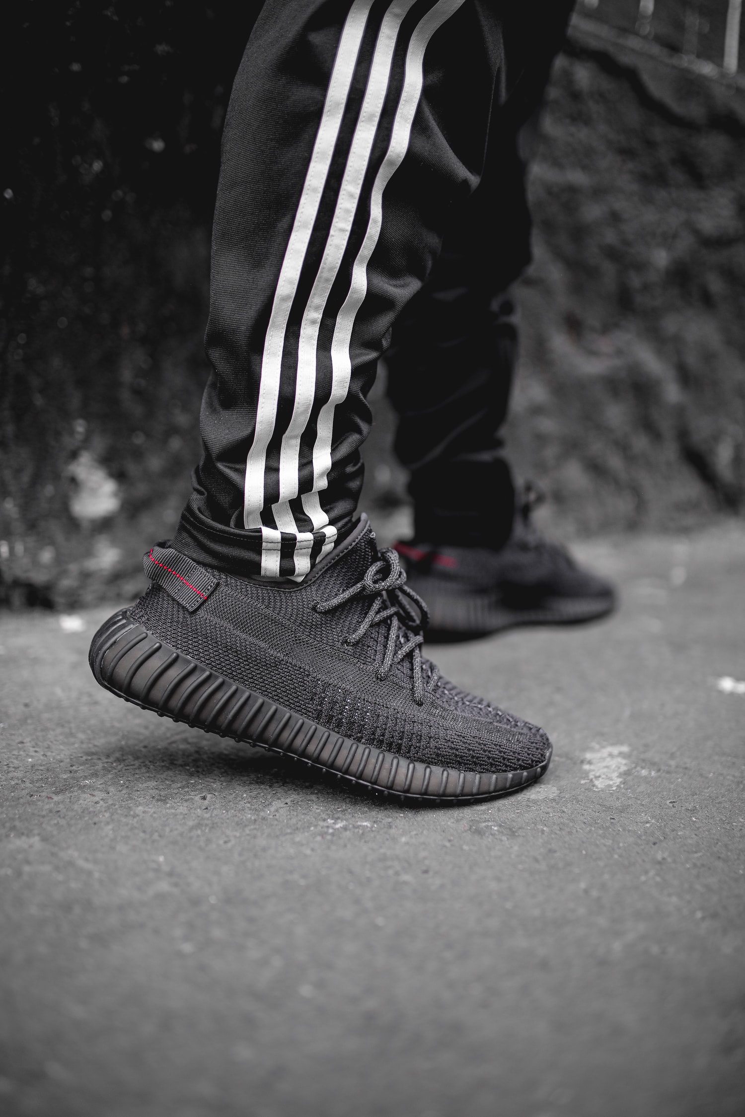 YEEZY BOOST 350 V2 Triple Black : Gros plan en images sur la prochaine sneaker de la collaboration adidas x Kanye West