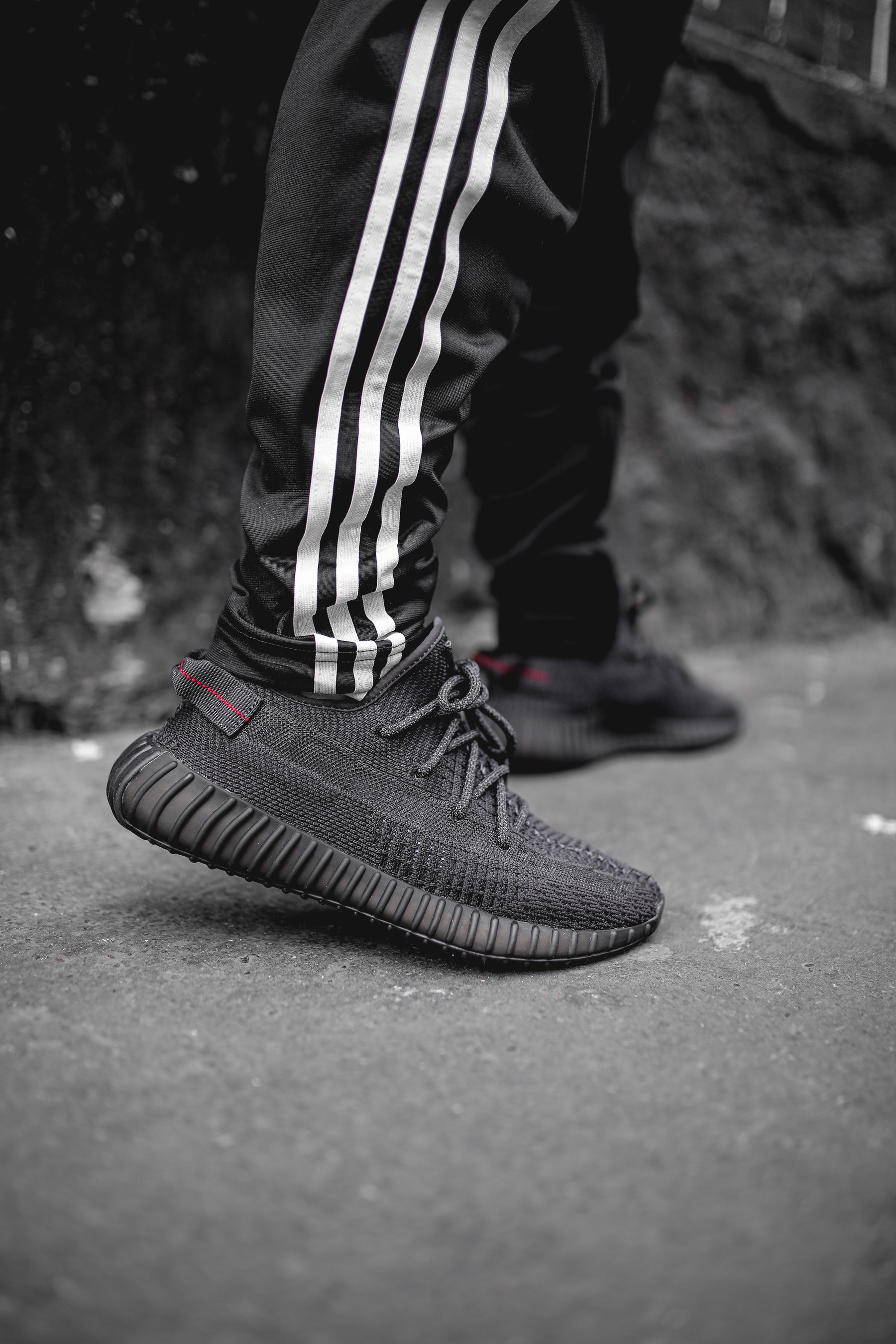 YEEZY BOOST 350 V2 Triple Black : Gros plan en images sur la prochaine sneaker de la collaboration adidas x Kanye West
