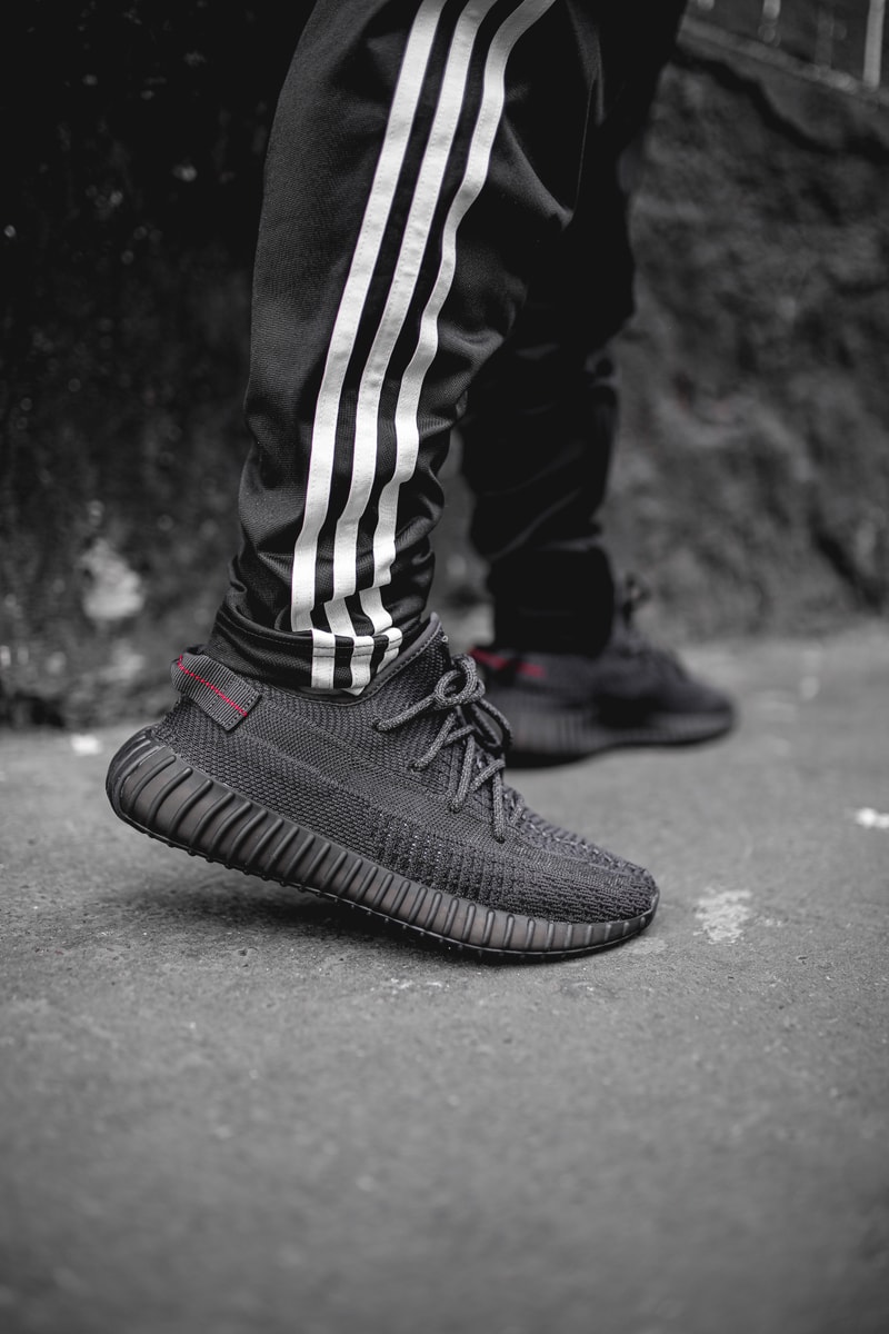 YEEZY BOOST 350 V2 Triple Black : Gros plan en images sur la prochaine sneaker de la collaboration adidas x Kanye West