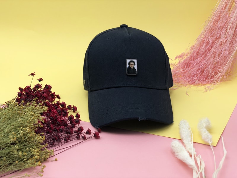 L'artiste urbain John Hamon s'associe à Couvre Chef d'Oeuvre pour une casquette inédite