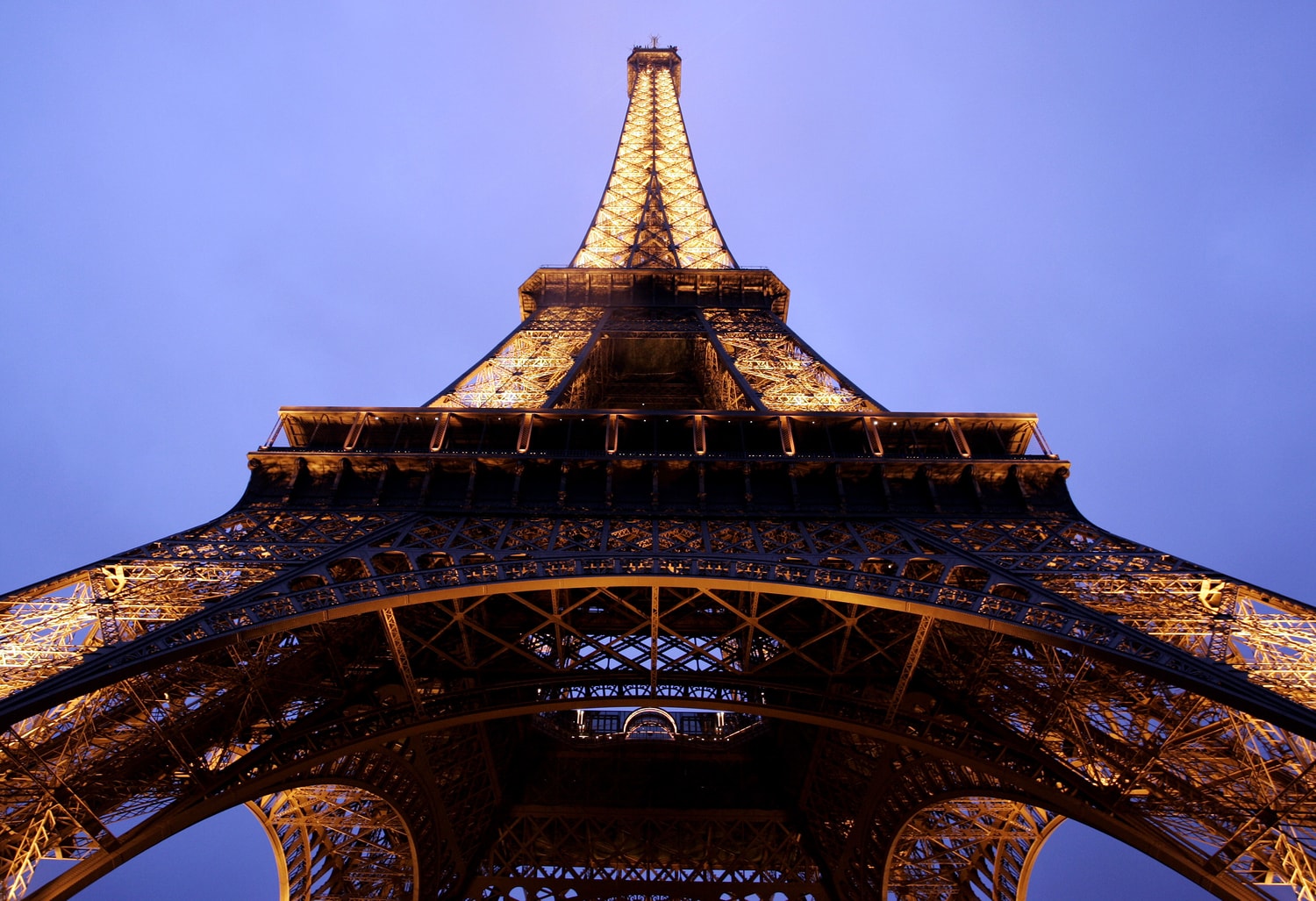 Paris : L'incroyable cliché de la Tour Eiffel touchée par la foudre ce mercredi