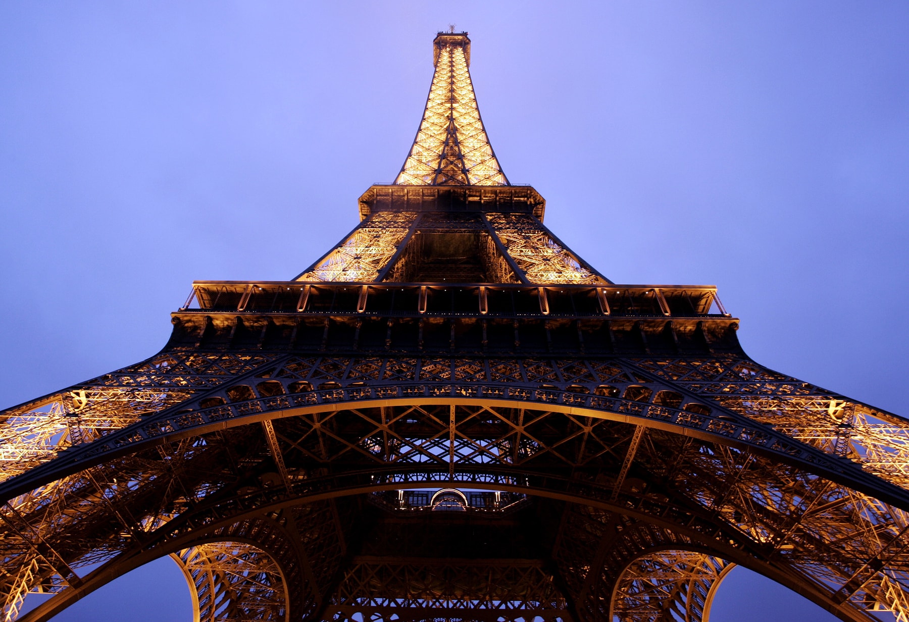 Paris : L'incroyable cliché de la Tour Eiffel touchée par la foudre ce mercredi
