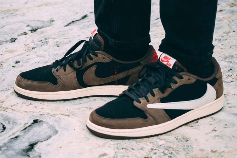 Un premier aperçu porté de la Travis Scott x Air Jordan 1 Low au Swoosh inversé
