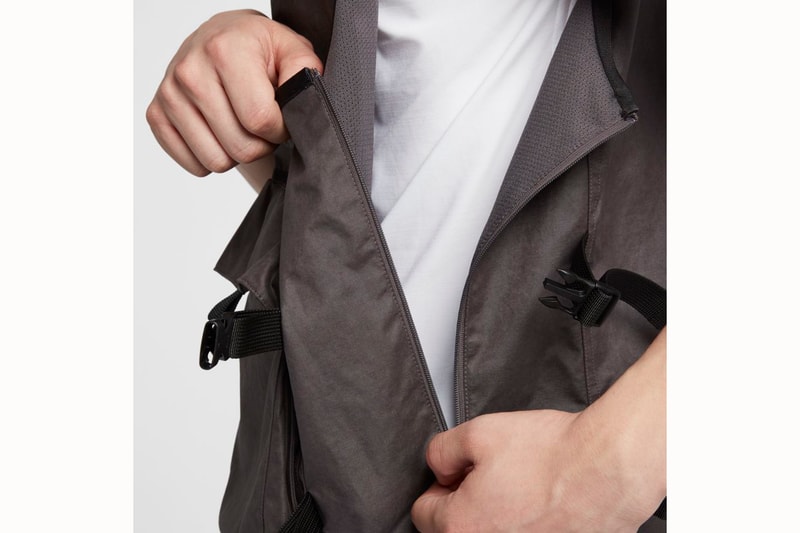Nike met en vente une veste technique multi-poches