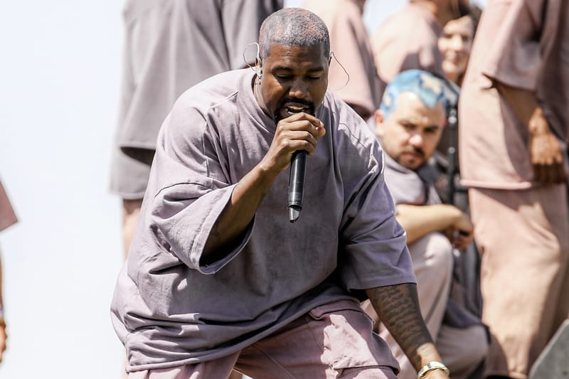 Decathlon interpelle Kanye West pour la ressemblance entre ses YEEZY "chaussettes" et ses bottillons de plongée