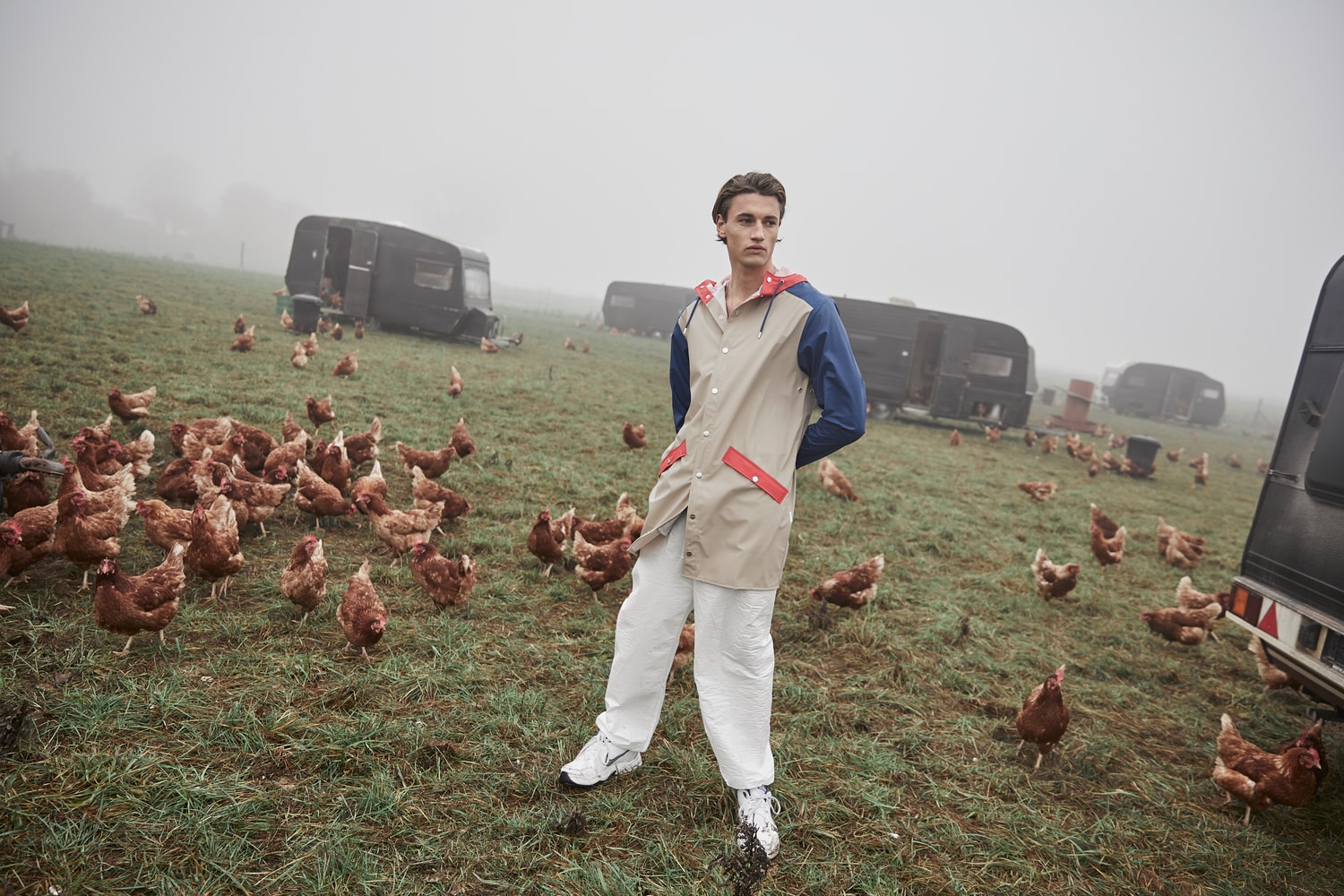 RAINS dévoile pour la première fois un ensemble de survêtement dans sa nouvelle collection capsule "Color Block"