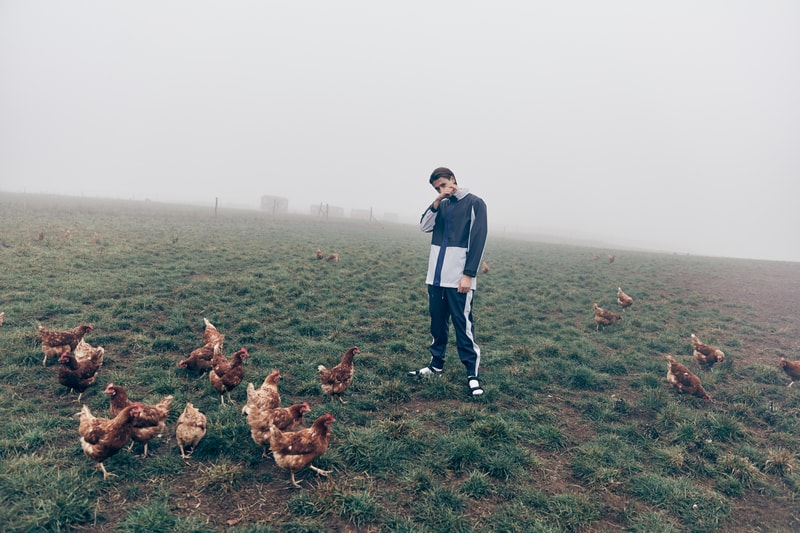 RAINS dévoile pour la première fois un ensemble de survêtement dans sa nouvelle collection capsule "Color Block"