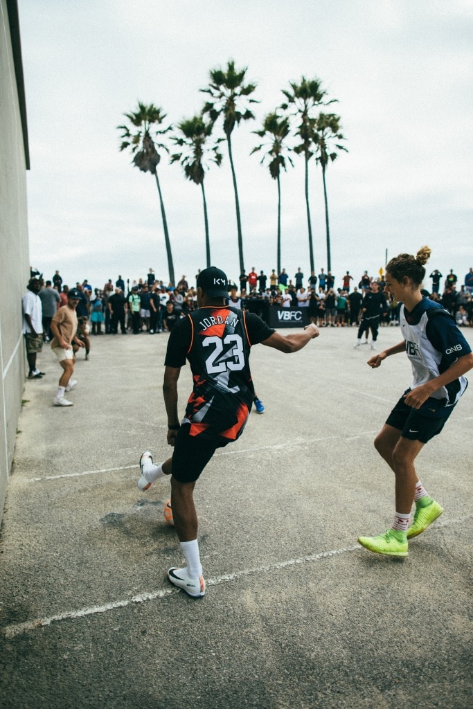 Mbappé dévoile une nouvelle pièce de la collab PSG x Jordan à Venice Beach