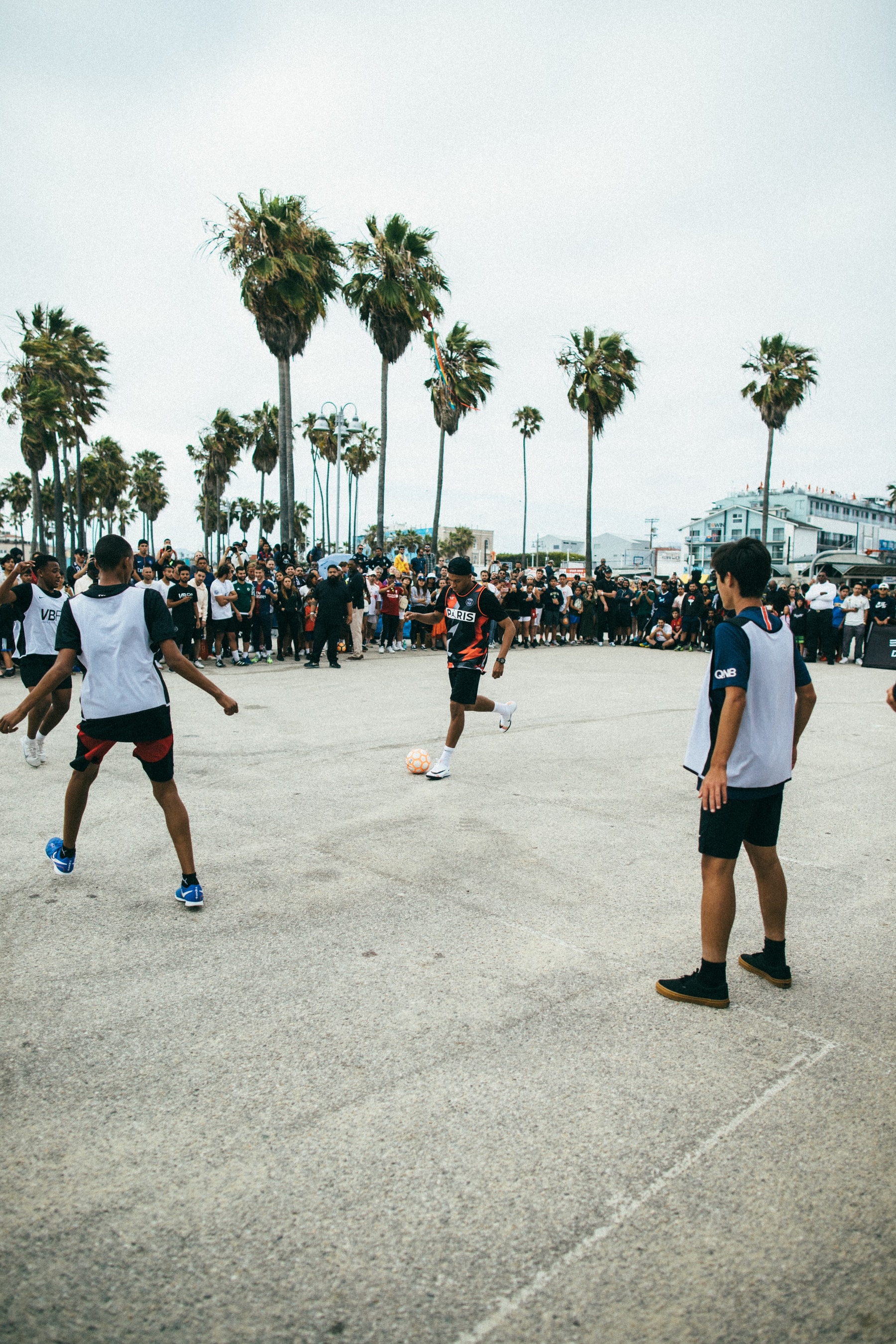 Mbappé dévoile une nouvelle pièce de la collab PSG x Jordan à Venice Beach