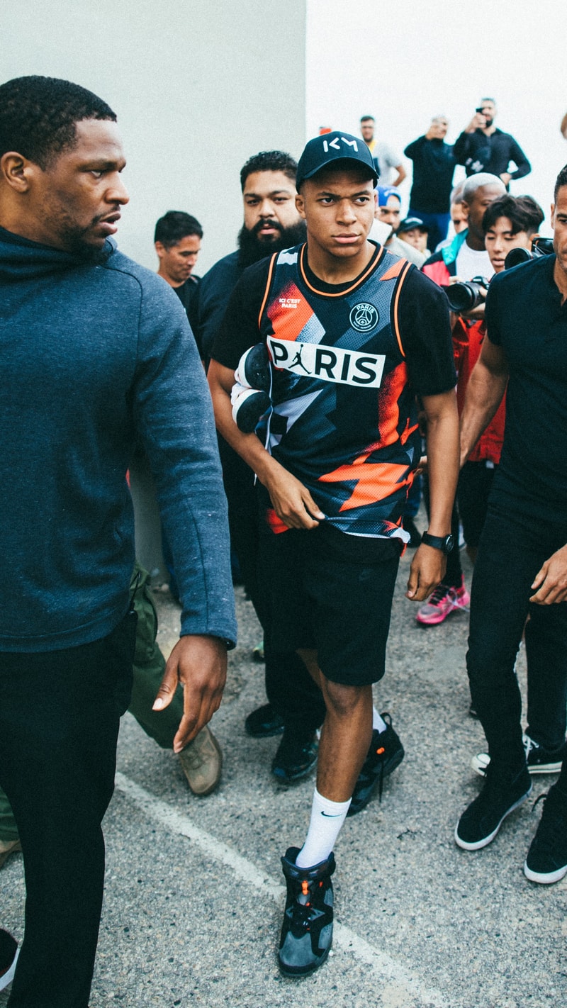 Mbappé dévoile une nouvelle pièce de la collab PSG x Jordan à Venice Beach