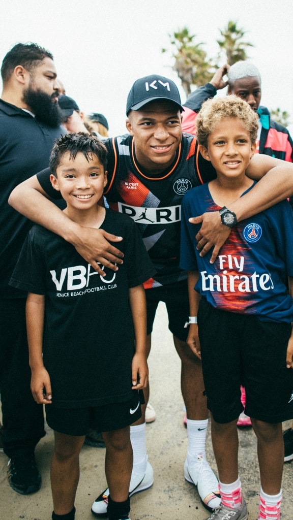 Mbappé dévoile une nouvelle pièce de la collab PSG x Jordan à Venice Beach