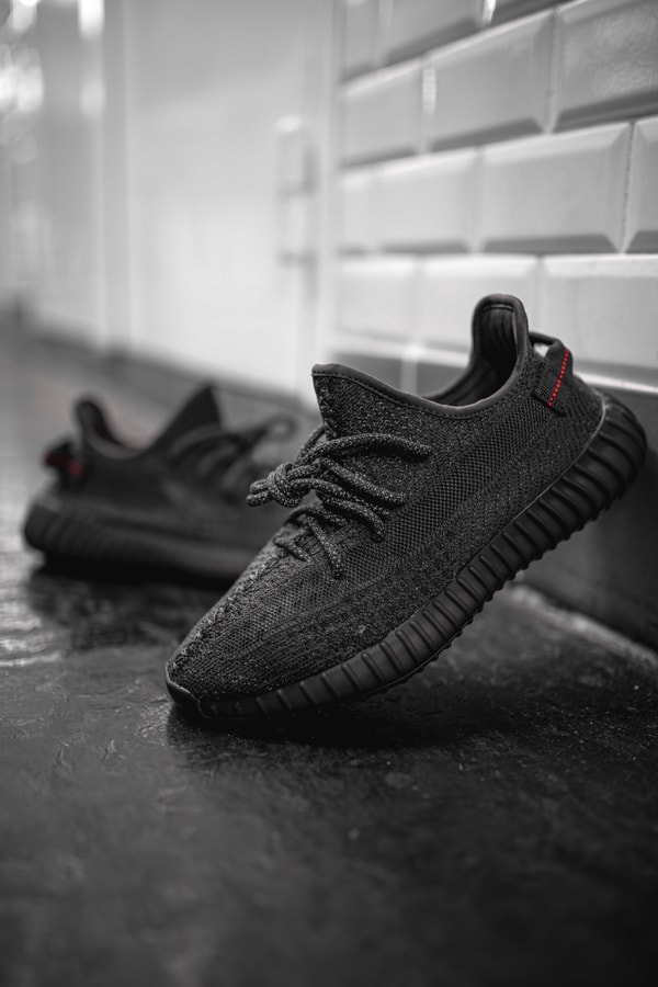 Photos de la YEEZY 350 V2 "Static Black Reflective"