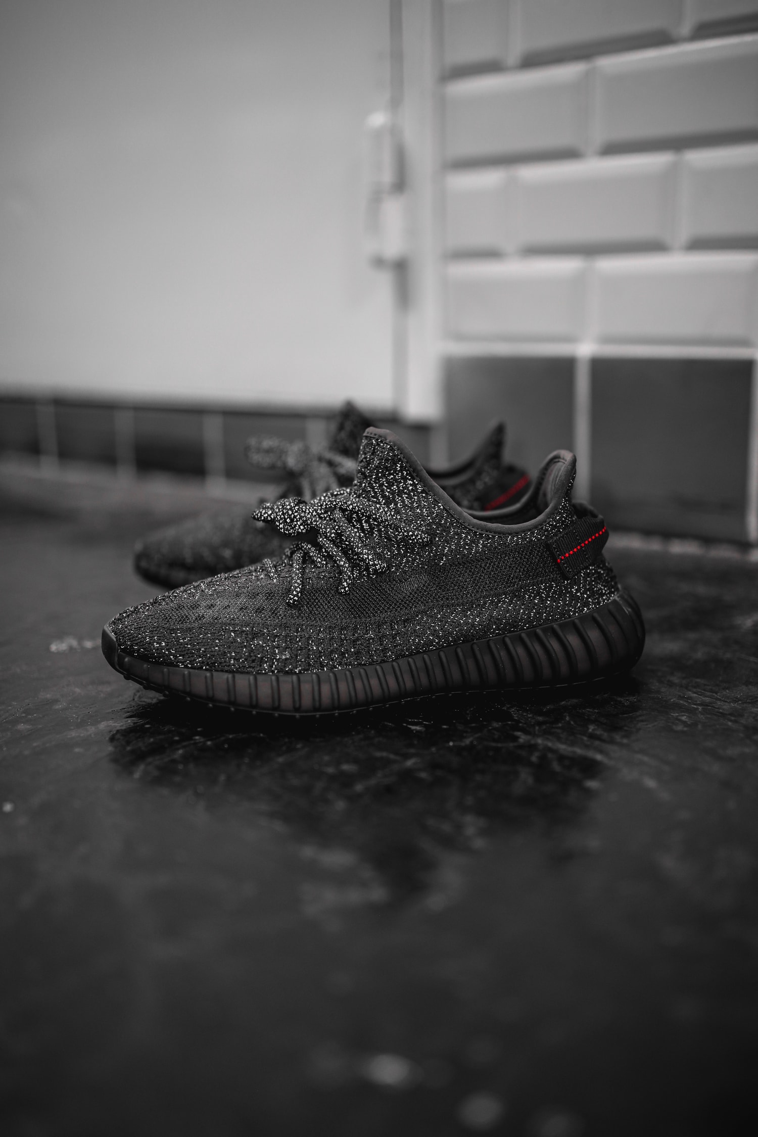 Photos de la YEEZY 350 V2 "Static Black Reflective"