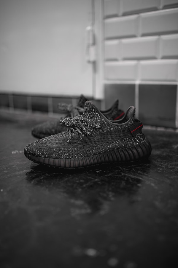 Photos de la YEEZY 350 V2 "Static Black Reflective"
