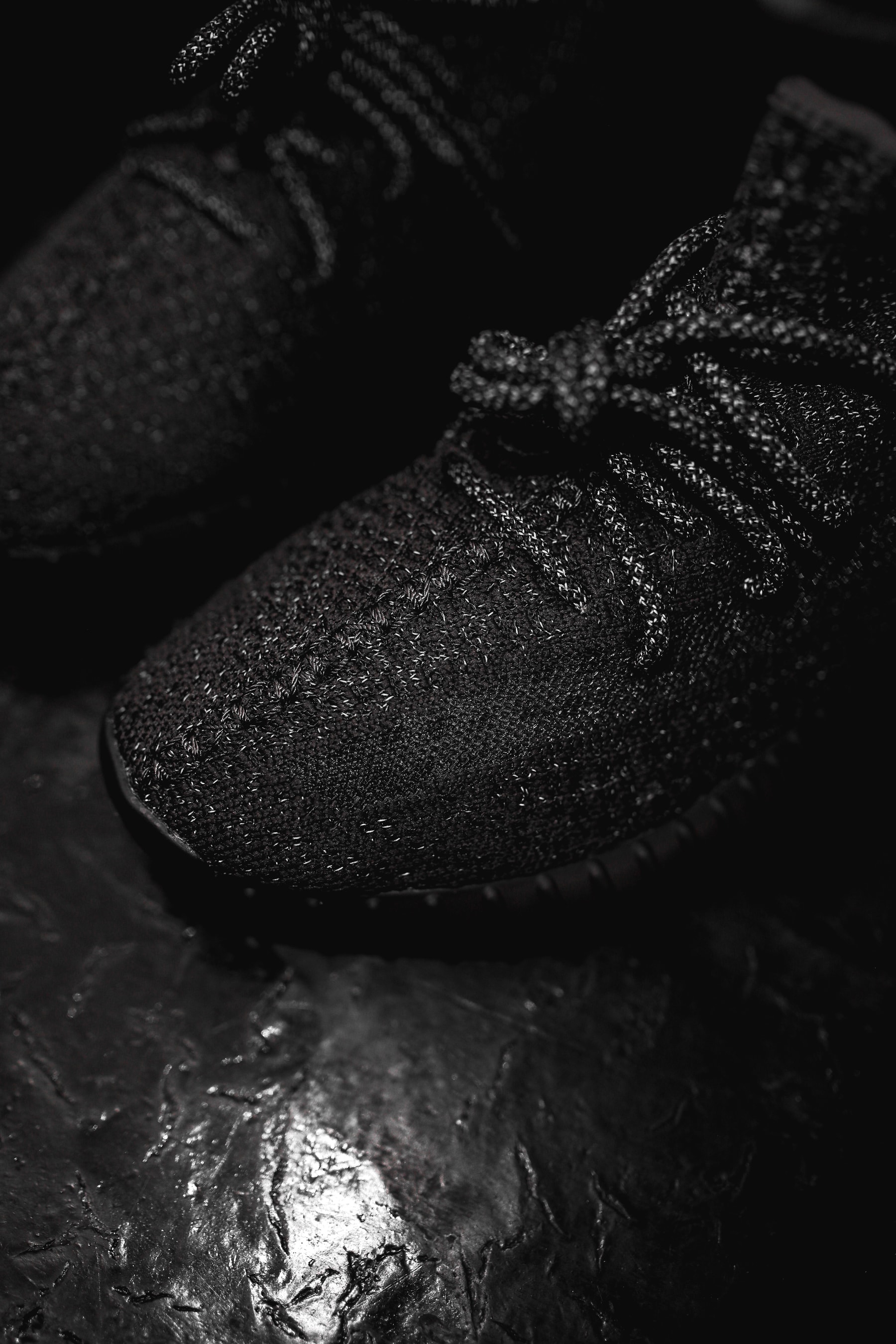 Photos de la YEEZY 350 V2 "Static Black Reflective"