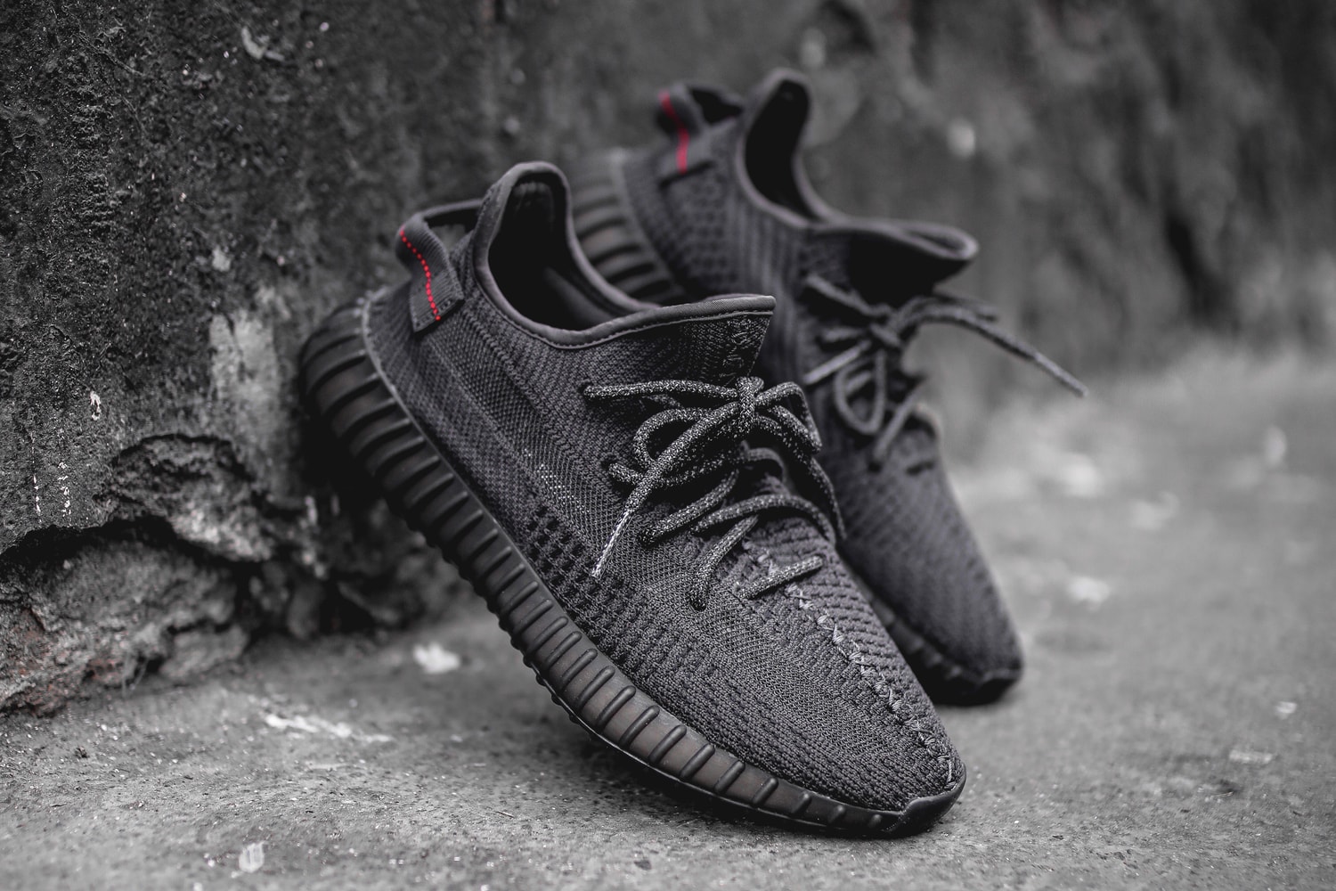 Photo YEEZY BOOST 350 V2 "Triple Black"