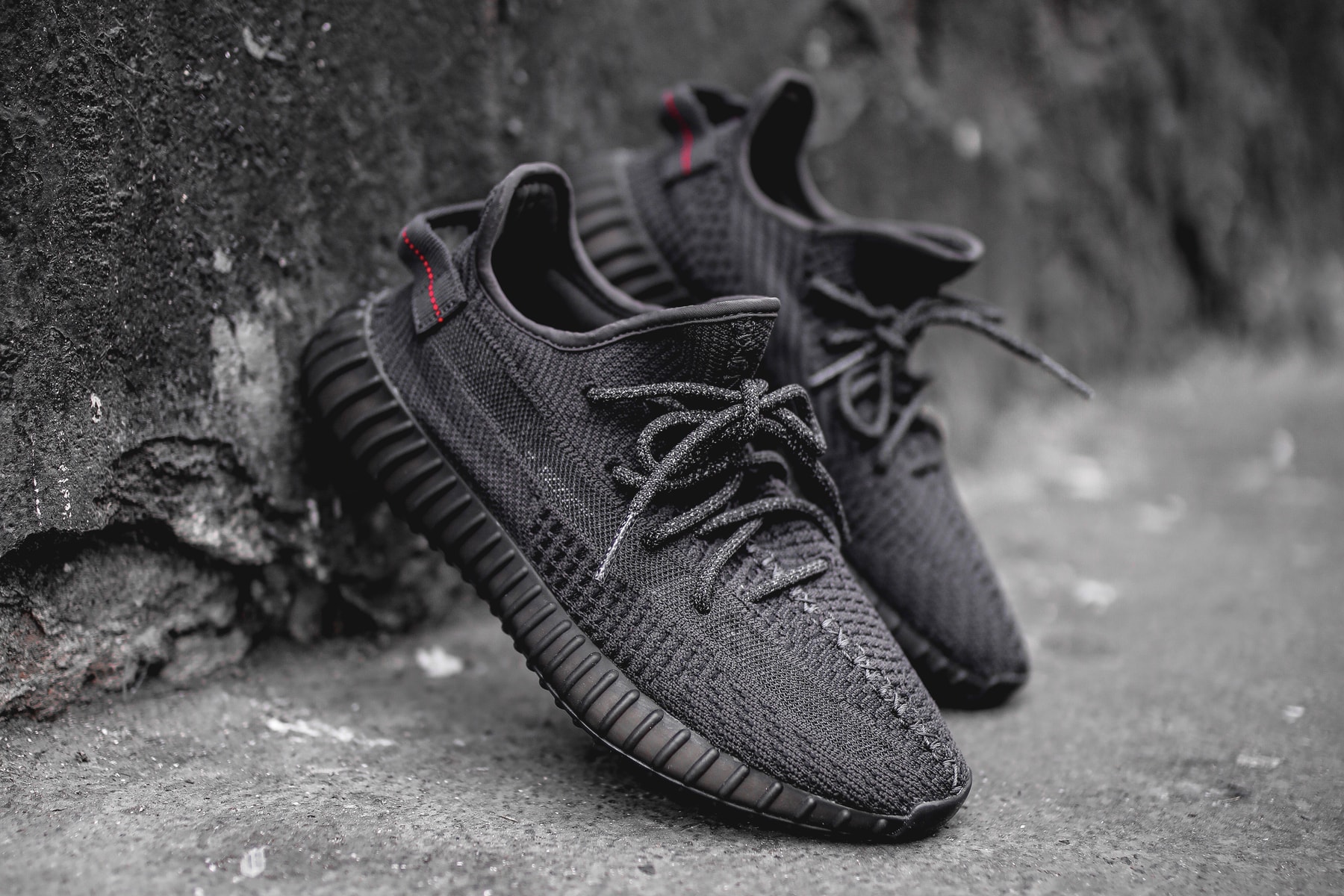Photo YEEZY BOOST 350 V2 "Triple Black"