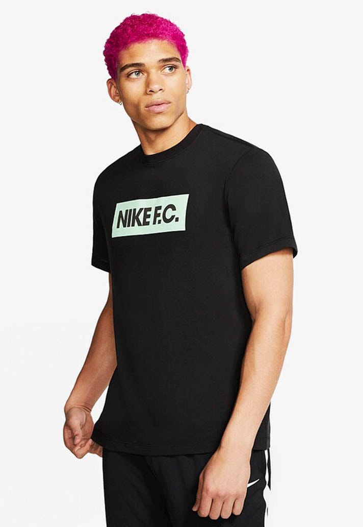 Nike F.C dévoile de nouvelles pièces aux tons pastels