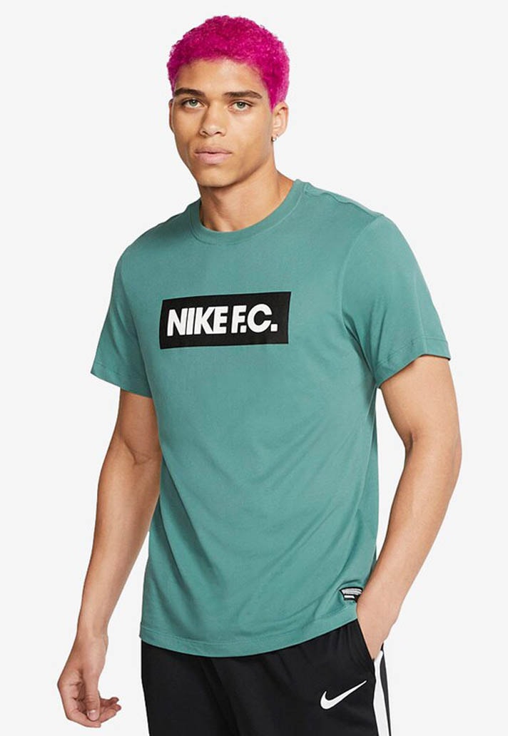 Nike F.C dévoile de nouvelles pièces aux tons pastels
