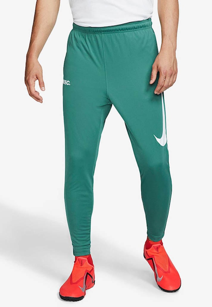 Nike F.C dévoile de nouvelles pièces aux tons pastels
