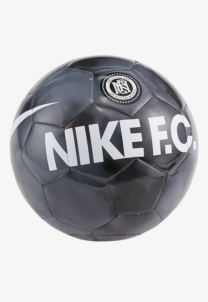Nike F.C dévoile de nouvelles pièces aux tons pastels