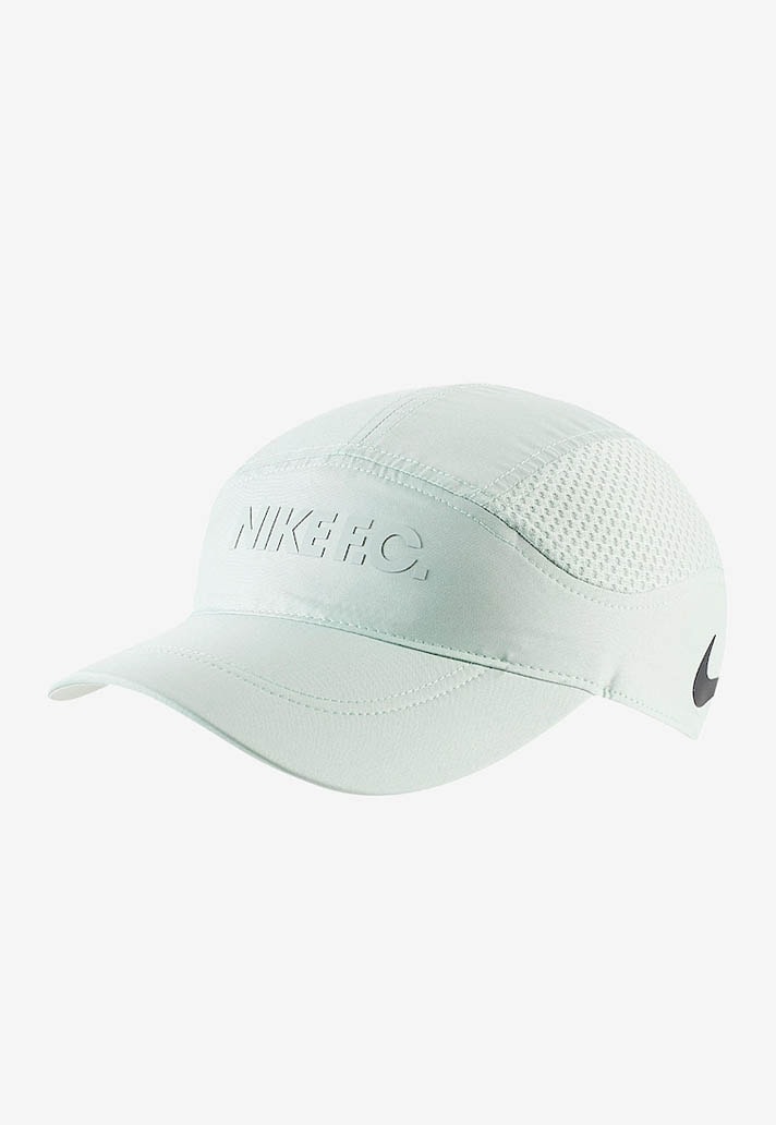 Nike F.C dévoile de nouvelles pièces aux tons pastels
