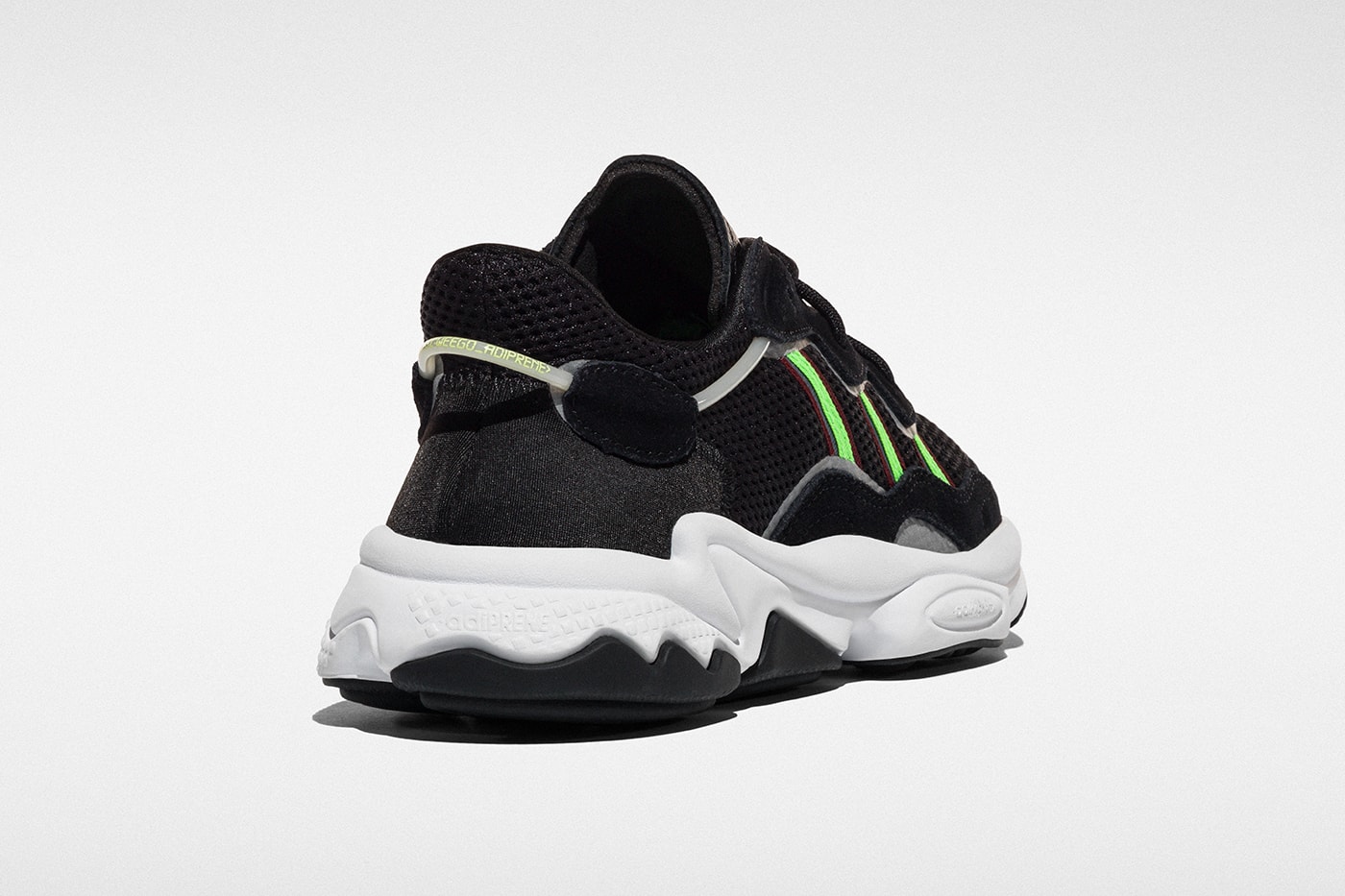Photo adidas OZWEEGO LXCON