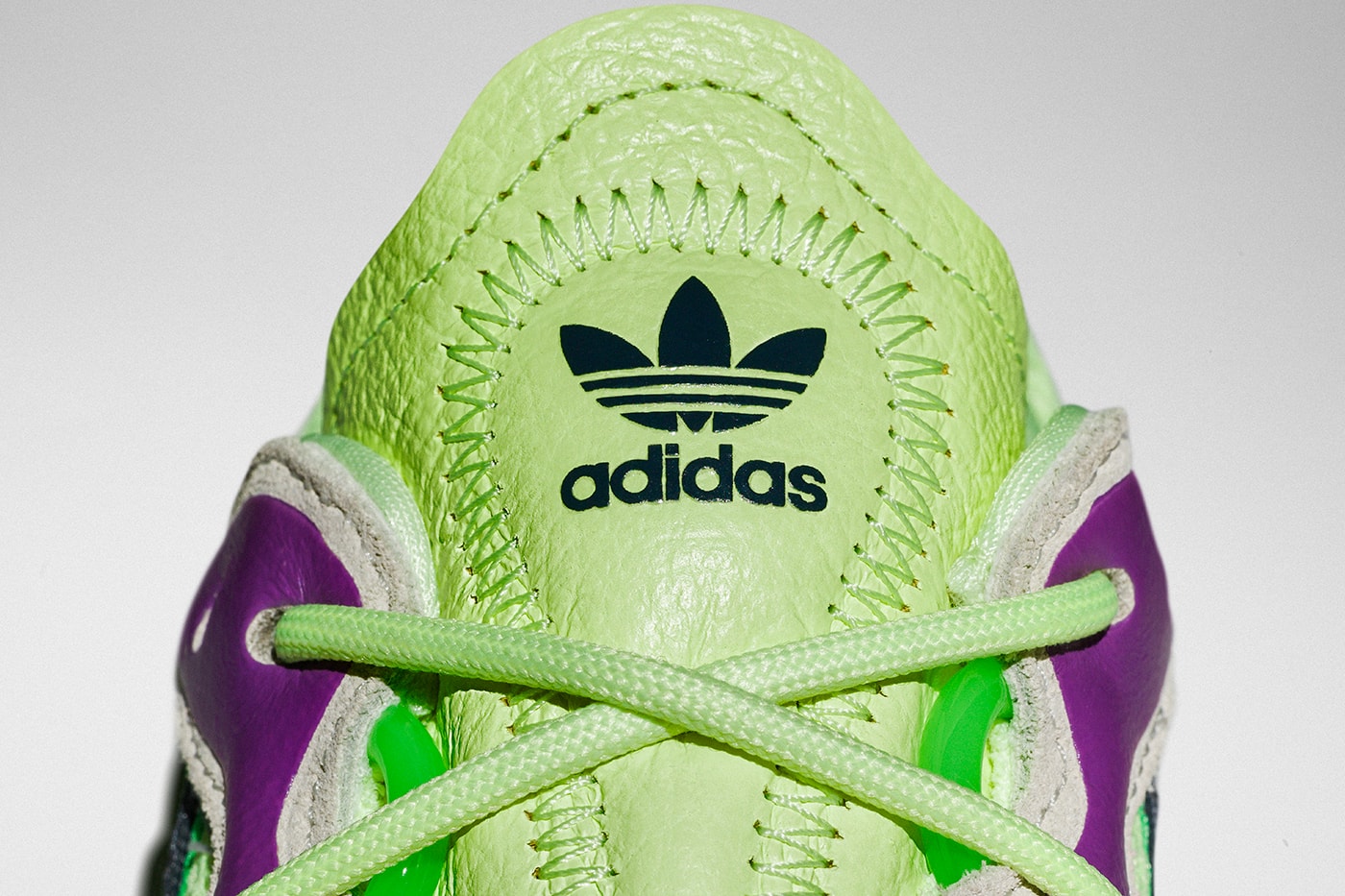 Photo adidas OZWEEGO LXCON