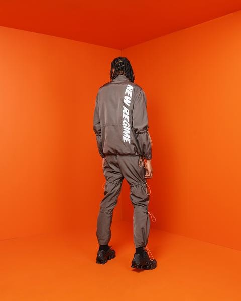 Atelier New Regime dévoile le lookbook de sa collection Pre Fall 19 et droppe des premières pièces