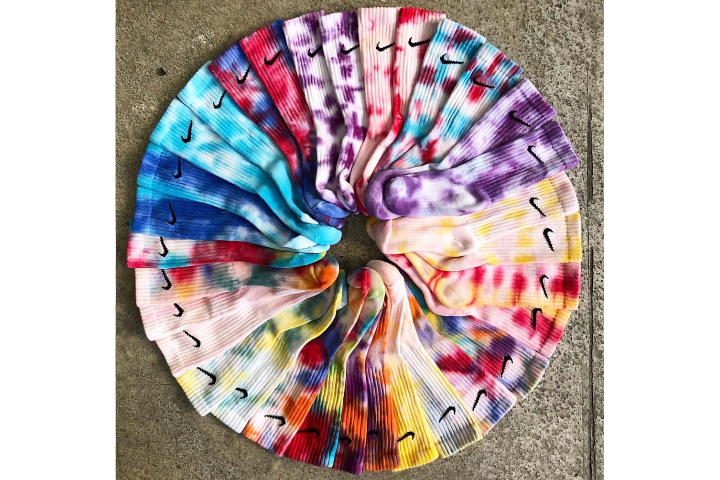 Maison Mère met en vente une série de pièces Nike tie and dye