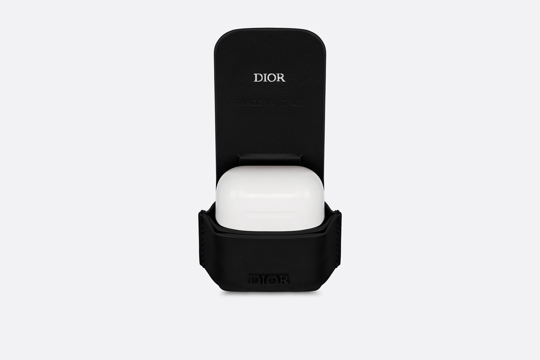 Dior dévoile un étui en cuir pour AirPods