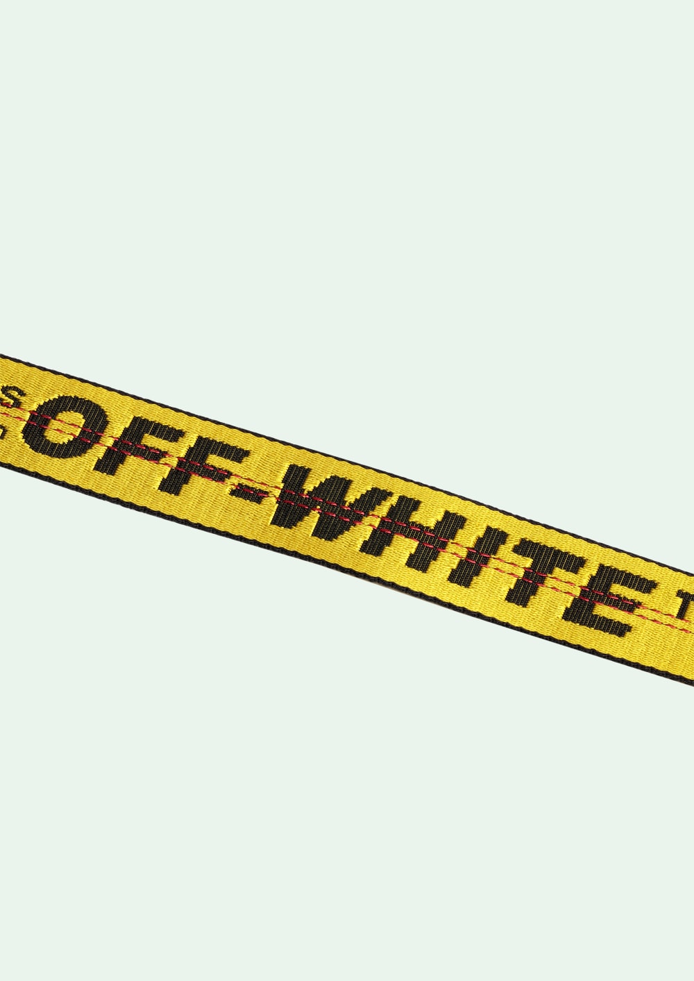 Off-White dévoile une sangle pour appareil photo à l'image son emblématique ceinture industrielle